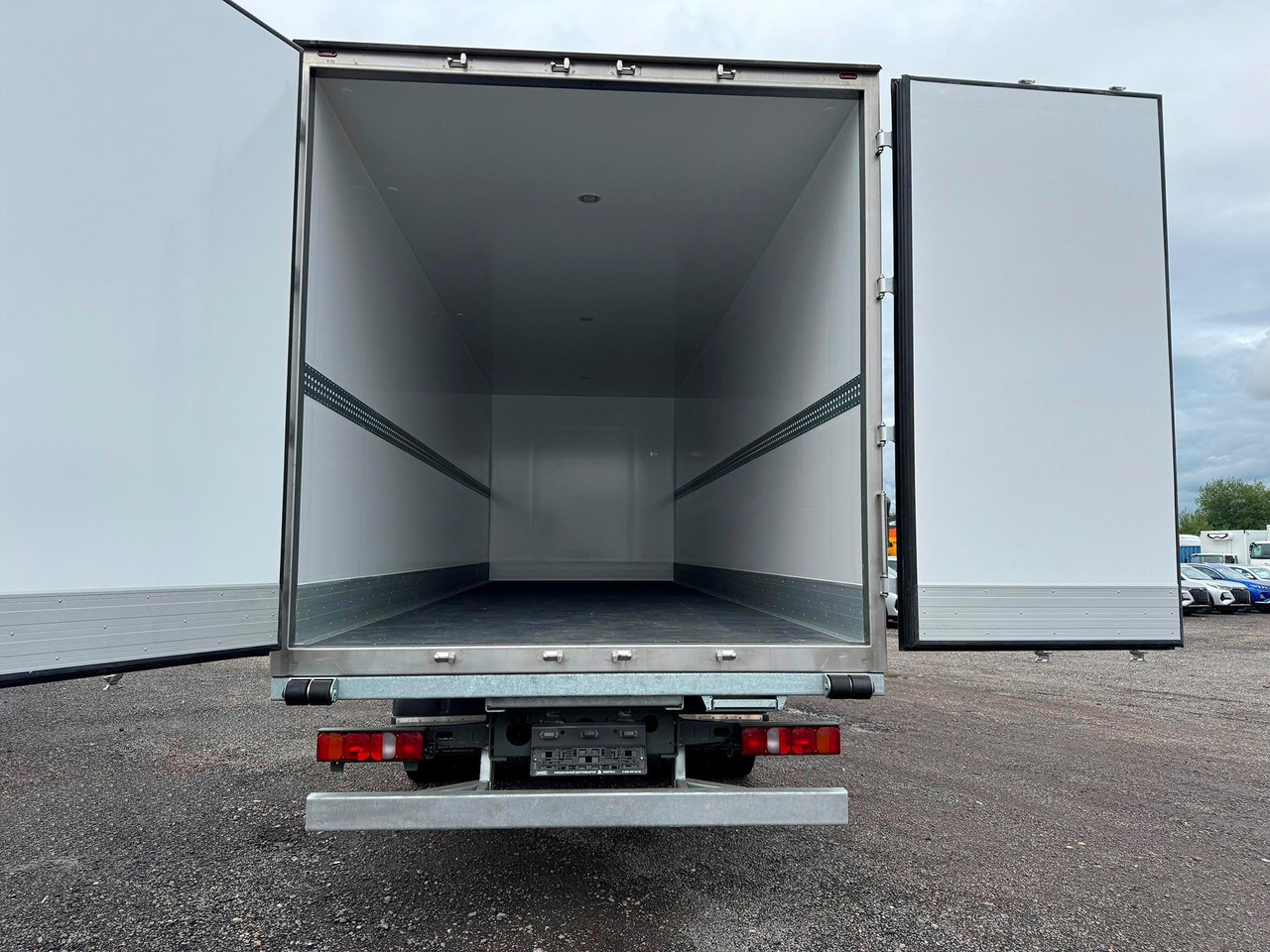 HOWO Рефрижераторный фургон СибЕвроВэн на шасси HOWO T5G 4x2 МКПП 8500 - Рефрижератор: фото 2 HOWO Рефрижераторный фургон СибЕвроВэн на шасси HOWO T5G 4x2 МКПП 8500 - Рефрижератор: фото 2