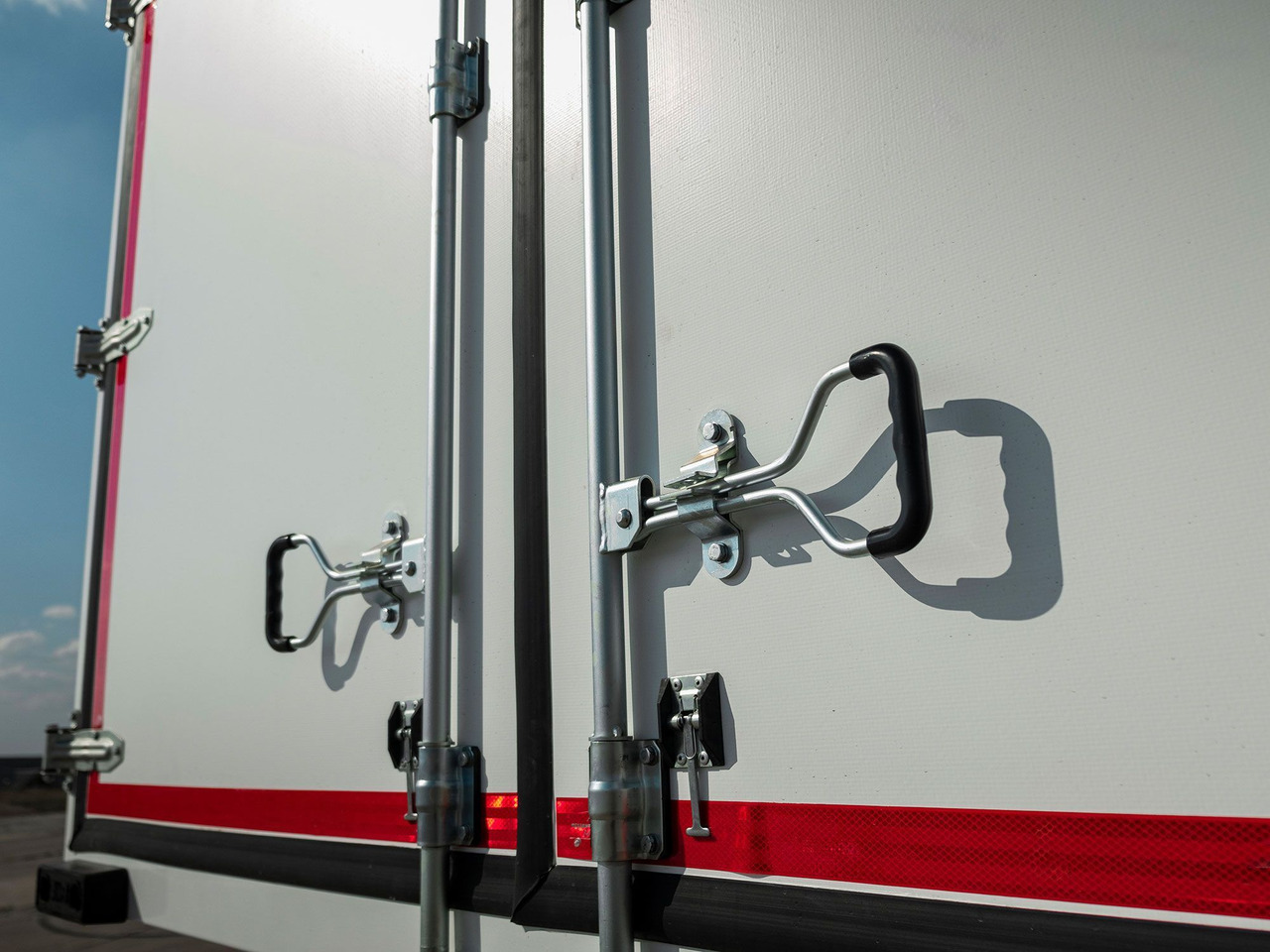 Изотермический грузовик Изотермический фургон АМЗ на шасси HOWO T5G 4x2: фото 14