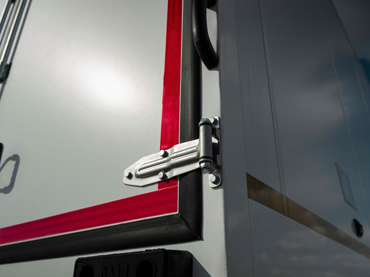 Изотермический грузовик Изотермический фургон АМЗ на шасси HOWO T5G 4x2: фото 15