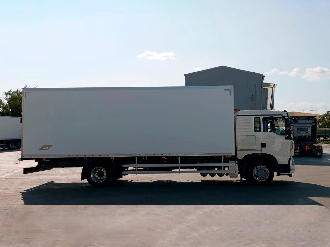 Изотермический фургон Альфаван на шасси HOWO T5G 4x2 АКПП 7600 - Изотермический грузовик: фото 3 Изотермический фургон Альфаван на шасси HOWO T5G 4x2 АКПП 7600 - Изотермический грузовик: фото 3