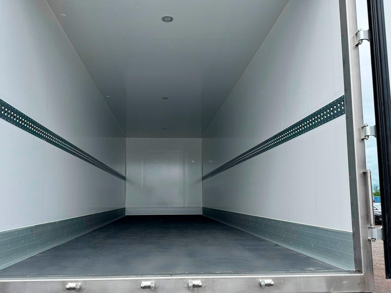 Изотермический фургон СибЕвроВэн на шасси HOWO T5G 4x2 АКПП 8500 - Изотермический грузовик: фото 3 Изотермический фургон СибЕвроВэн на шасси HOWO T5G 4x2 АКПП 8500 - Изотермический грузовик: фото 3