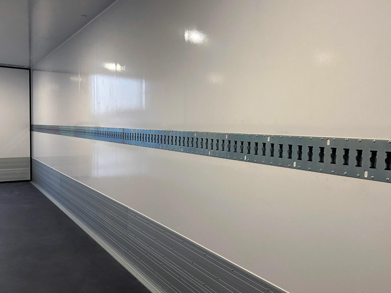 Изотермический фургон СибЕвроВэн на шасси HOWO T5G 4x2 МКПП 7600 - Изотермический грузовик: фото 4 Изотермический фургон СибЕвроВэн на шасси HOWO T5G 4x2 МКПП 7600 - Изотермический грузовик: фото 4