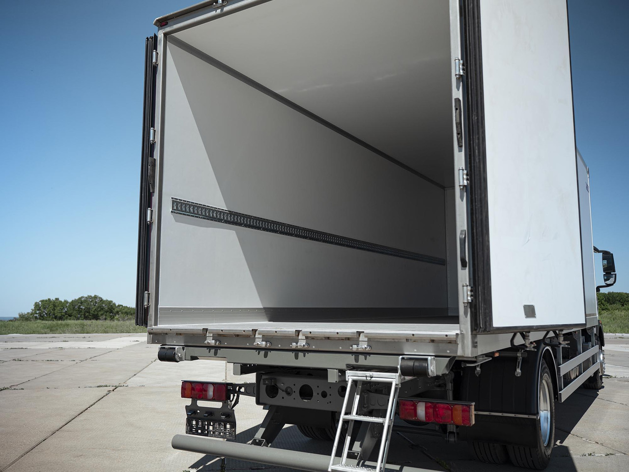 Изотермический фургон ЗЗСА на шасси HOWO T5G 4x2 МКПП 8400 - Изотермический грузовик: фото 2 Изотермический фургон ЗЗСА на шасси HOWO T5G 4x2 МКПП 8400 - Изотермический грузовик: фото 2