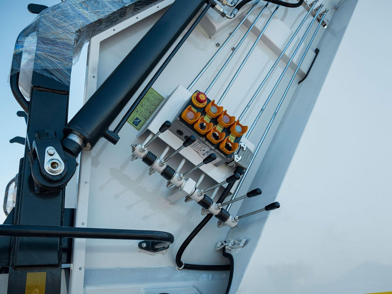 HOWO Мусоровоз Атлас Трейлер с задней загрузкой 16 куб.м - Коммунальная/ Специальная техника: фото 5 HOWO Мусоровоз Атлас Трейлер с задней загрузкой 16 куб.м - Коммунальная/ Специальная техника: фото 5