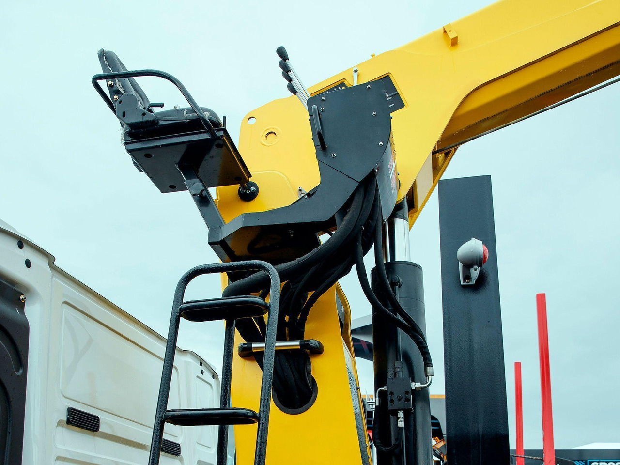 Краноманипуляторная установка HYVA на шасси HOWO T5G 4x2 8 тонн - Автоманипулятор: фото 5 Краноманипуляторная установка HYVA на шасси HOWO T5G 4x2 8 тонн - Автоманипулятор: фото 5