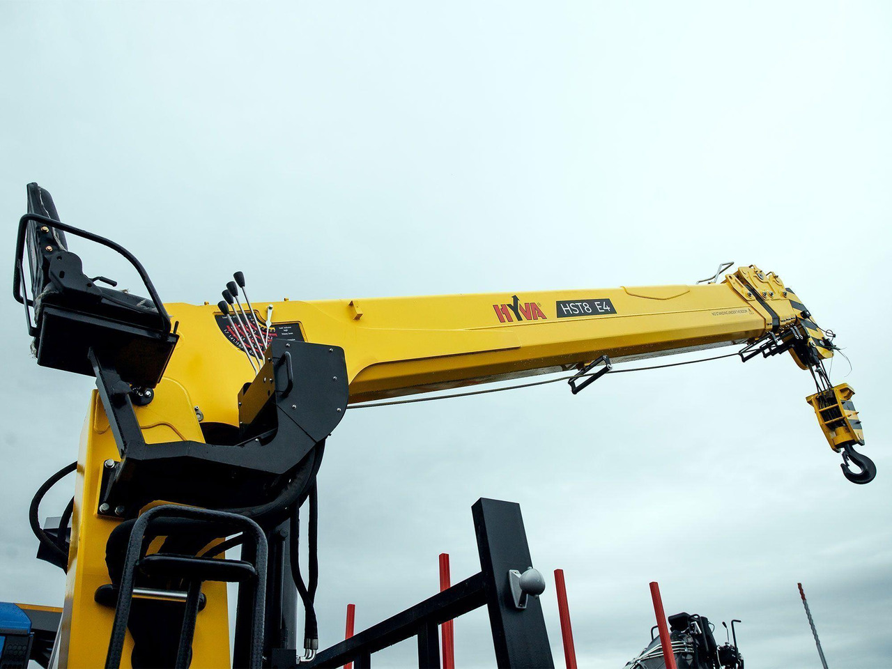Краноманипуляторная установка HYVA на шасси HOWO T5G 4x2 8 тонн - Автоманипулятор: фото 4 Краноманипуляторная установка HYVA на шасси HOWO T5G 4x2 8 тонн - Автоманипулятор: фото 4