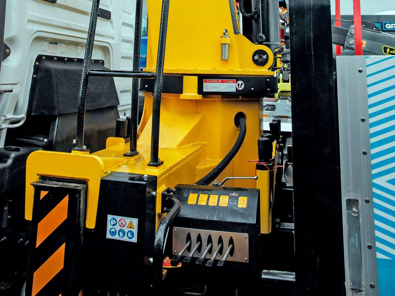 Краноманипуляторная установка HYVA на шасси HOWO T5G 4x2 8 тонн - Автоманипулятор: фото 3 Краноманипуляторная установка HYVA на шасси HOWO T5G 4x2 8 тонн - Автоманипулятор: фото 3