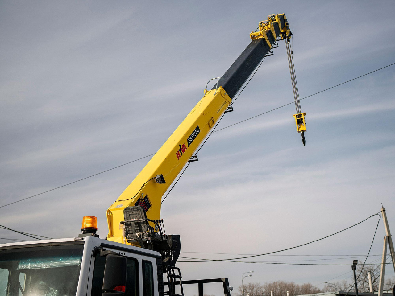 Краноманипуляторная установка HYVA на шасси HOWO T5G 6x4 12 тонн - Автоманипулятор: фото 5 Краноманипуляторная установка HYVA на шасси HOWO T5G 6x4 12 тонн - Автоманипулятор: фото 5