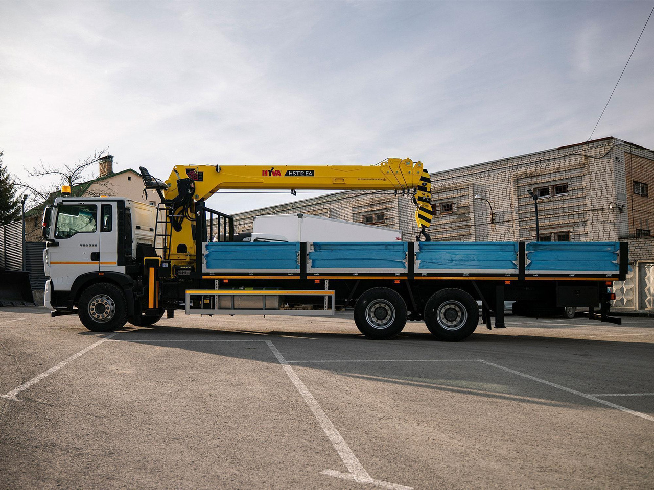 Краноманипуляторная установка HYVA на шасси HOWO T5G 6x4 12 тонн - Автоманипулятор: фото 3 Краноманипуляторная установка HYVA на шасси HOWO T5G 6x4 12 тонн - Автоманипулятор: фото 3