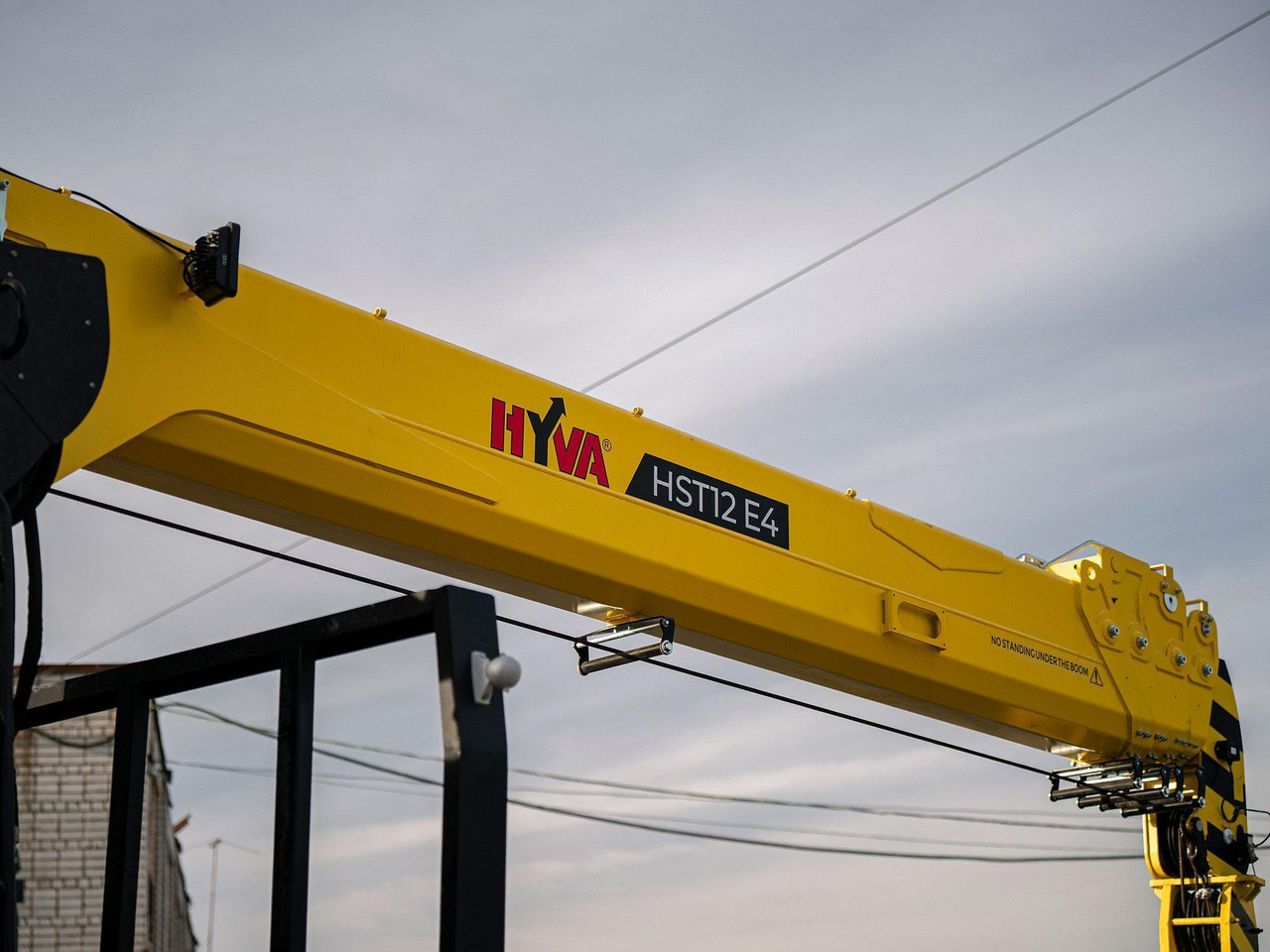 Краноманипуляторная установка HYVA на шасси HOWO T5G 6x4 12 тонн - Автоманипулятор: фото 2 Краноманипуляторная установка HYVA на шасси HOWO T5G 6x4 12 тонн - Автоманипулятор: фото 2