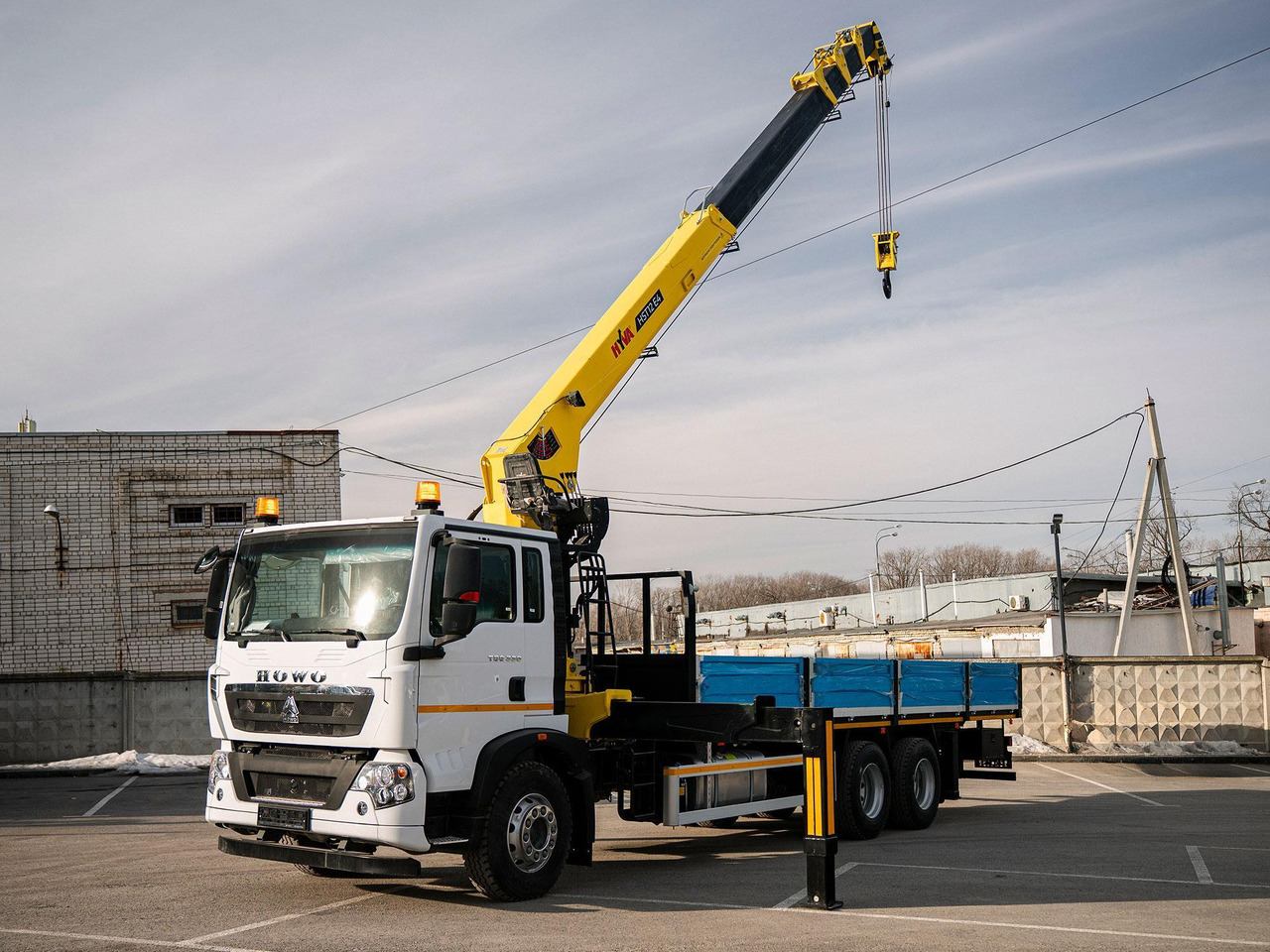 Краноманипуляторная установка HYVA на шасси HOWO T5G 6x4 12 тонн - Автоманипулятор: фото 4 Краноманипуляторная установка HYVA на шасси HOWO T5G 6x4 12 тонн - Автоманипулятор: фото 4