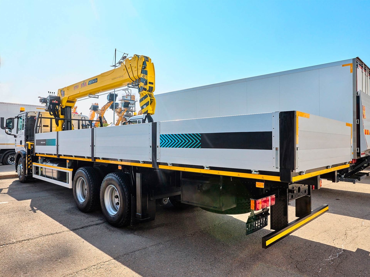 Краноманипуляторная установка HYVA на шасси HOWO T5G 6x4 14 тонн - Автоманипулятор: фото 4 Краноманипуляторная установка HYVA на шасси HOWO T5G 6x4 14 тонн - Автоманипулятор: фото 4