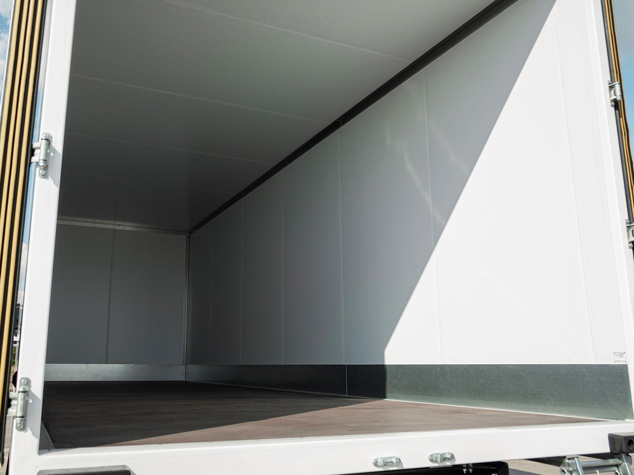 Рефрижераторный фургон АМЗ на шасси HOWO T5G 4x2 - Рефрижератор: фото 2 Рефрижераторный фургон АМЗ на шасси HOWO T5G 4x2 - Рефрижератор: фото 2