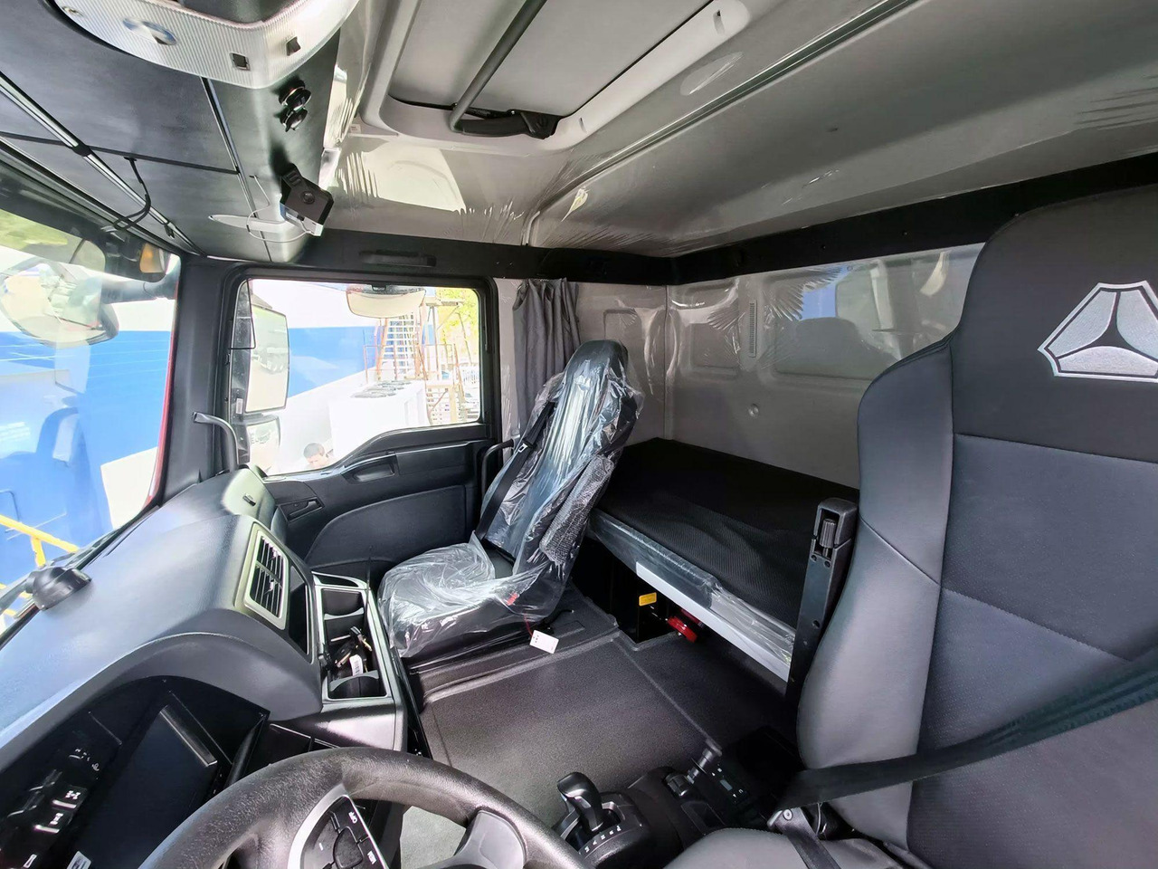 Самосвал САМОСВАЛ SITRAK C7H 8x4 25 куб.м 540 АКПП+РЕТ, R24, козырек над всей кабиной: фото 10 Самосвал САМОСВАЛ SITRAK C7H 8x4 25 куб.м 540 АКПП+РЕТ, R24, козырек над всей кабиной: фото 10