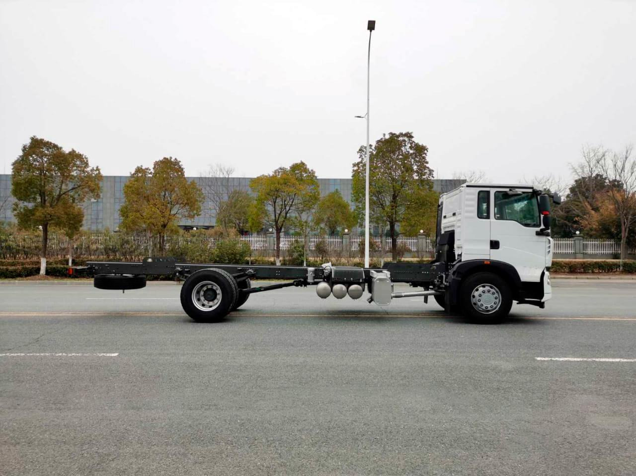 Шасси HOWO T5G 4x2 280 рессоры, МКПП+КОМ, 5600 - Грузовик-шасси: фото 5 Шасси HOWO T5G 4x2 280 рессоры, МКПП+КОМ, 5600 - Грузовик-шасси: фото 5