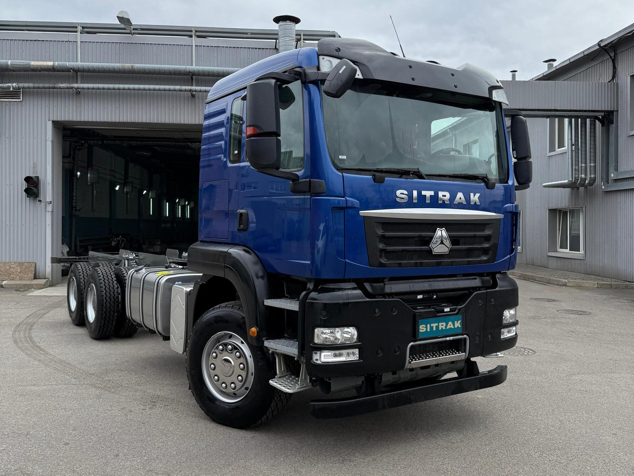 Шасси SITRAK C7H 6x4 480 рессоры, МКПП+КОМ, 4600 - Грузовик-шасси: фото 1 Шасси SITRAK C7H 6x4 480 рессоры, МКПП+КОМ, 4600 - Грузовик-шасси: фото 1