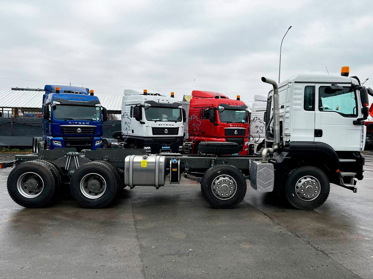 Шасси SITRAK C7H 8x4 480 рессоры, АКПП+КОМ, 3000 - Грузовик-шасси: фото 3 Шасси SITRAK C7H 8x4 480 рессоры, АКПП+КОМ, 3000 - Грузовик-шасси: фото 3