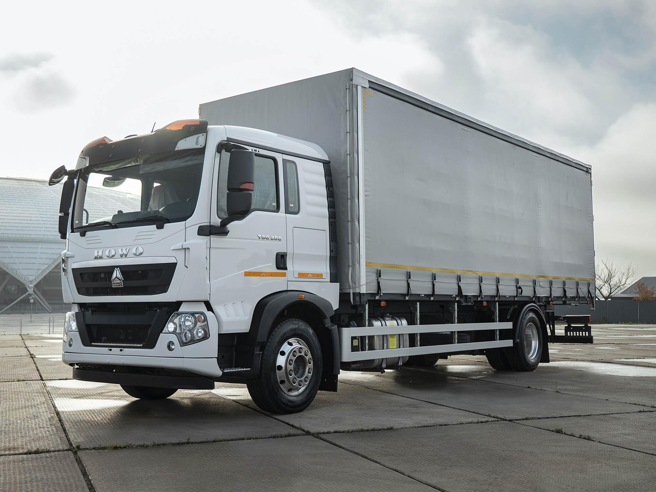 Шторный фургон АМЗ на шасси HOWO T5G 4x2 - Тентованный грузовик: фото 1 Шторный фургон АМЗ на шасси HOWO T5G 4x2 - Тентованный грузовик: фото 1