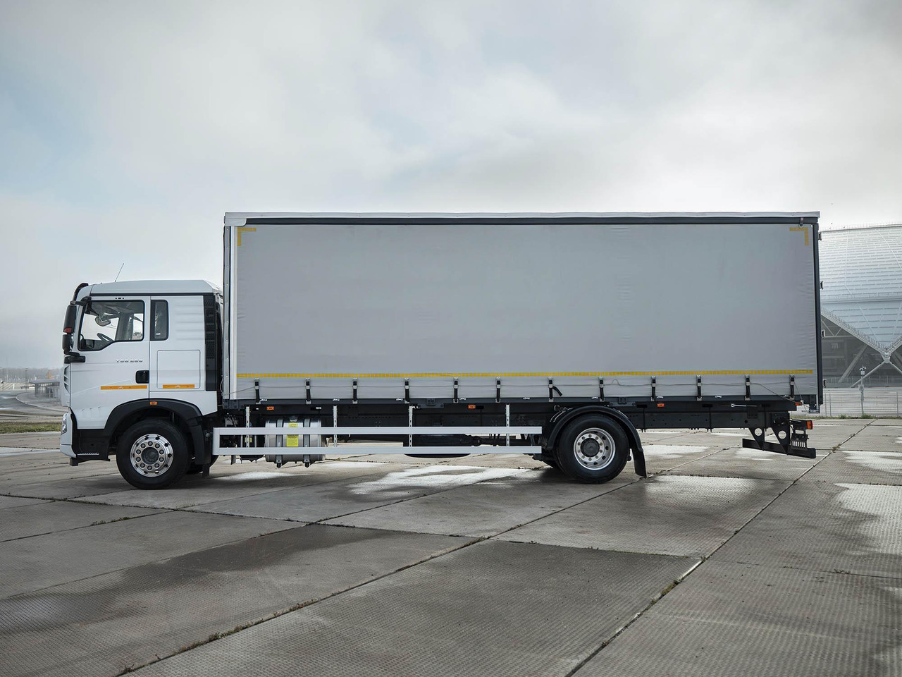 Шторный фургон АМЗ на шасси HOWO T5G 4x2 - Тентованный грузовик: фото 2 Шторный фургон АМЗ на шасси HOWO T5G 4x2 - Тентованный грузовик: фото 2