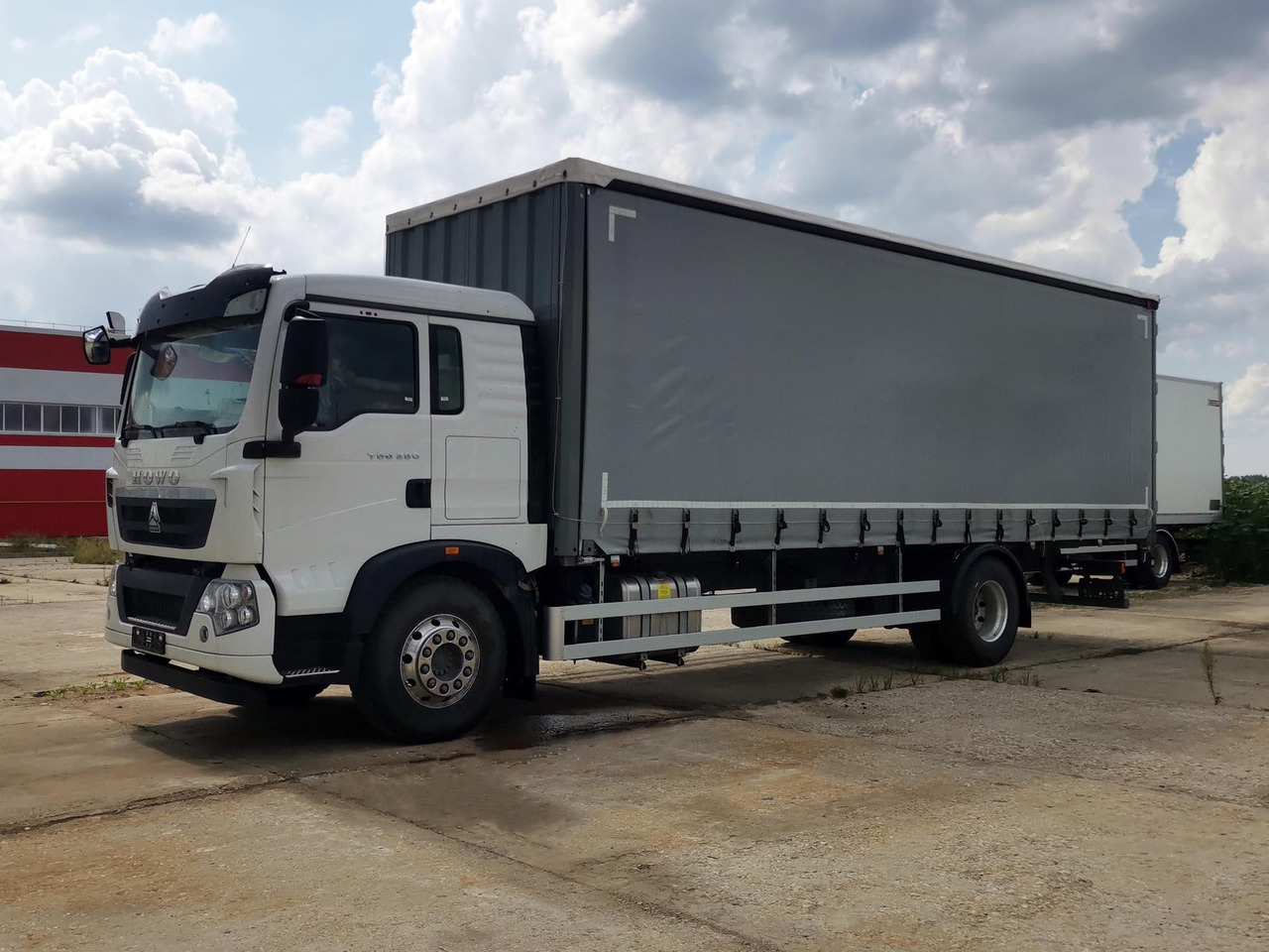 Шторный фургон ЗЗСА на шасси HOWO T5G 4x2 - Тентованный грузовик: фото 1 Шторный фургон ЗЗСА на шасси HOWO T5G 4x2 - Тентованный грузовик: фото 1
