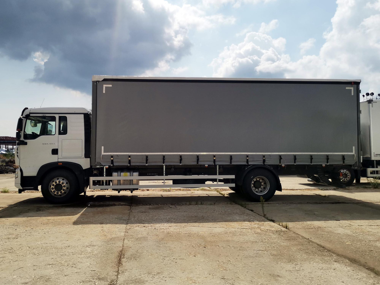 Шторный фургон ЗЗСА на шасси HOWO T5G 4x2 - Тентованный грузовик: фото 2 Шторный фургон ЗЗСА на шасси HOWO T5G 4x2 - Тентованный грузовик: фото 2