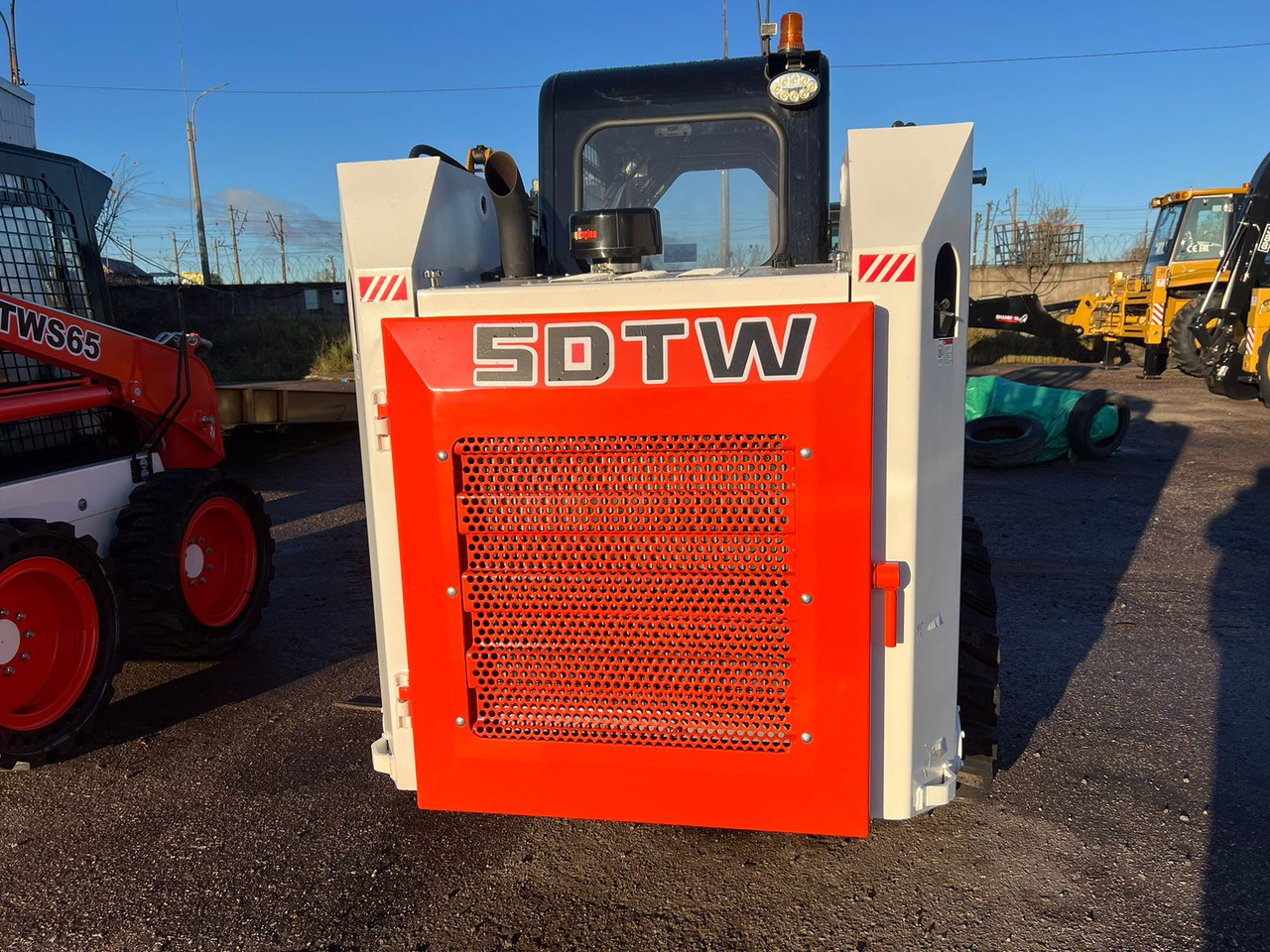 Мини-погрузчик Sdtw TWS45 - Мини-погрузчик (с бортовым поворотом): фото 5 Мини-погрузчик Sdtw TWS45 - Мини-погрузчик (с бортовым поворотом): фото 5