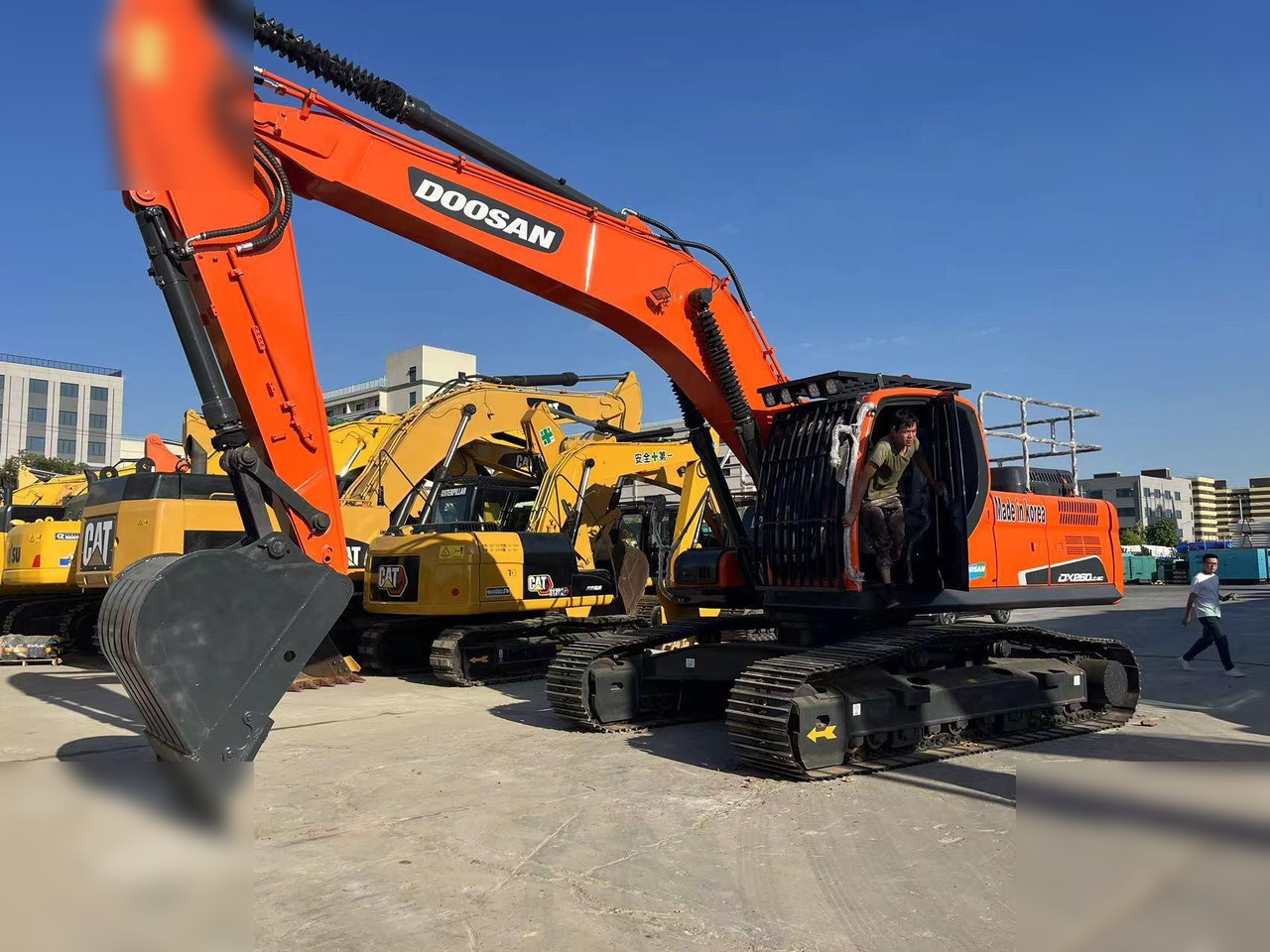 DOOSAN DX260 LC - Гусеничный экскаватор: фото 1 DOOSAN DX260 LC - Гусеничный экскаватор: фото 1