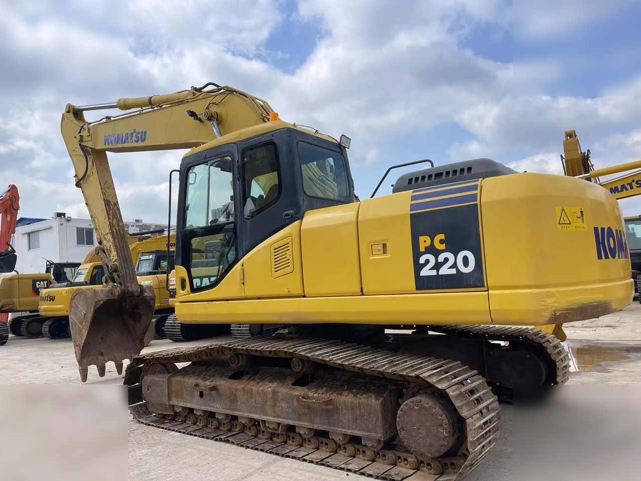 KOMATSU PC220-7 - Гусеничный экскаватор: фото 2 KOMATSU PC220-7 - Гусеничный экскаватор: фото 2