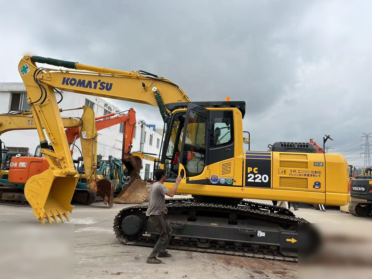 KOMATSU PC220-8 - Гусеничный экскаватор: фото 1 KOMATSU PC220-8 - Гусеничный экскаватор: фото 1