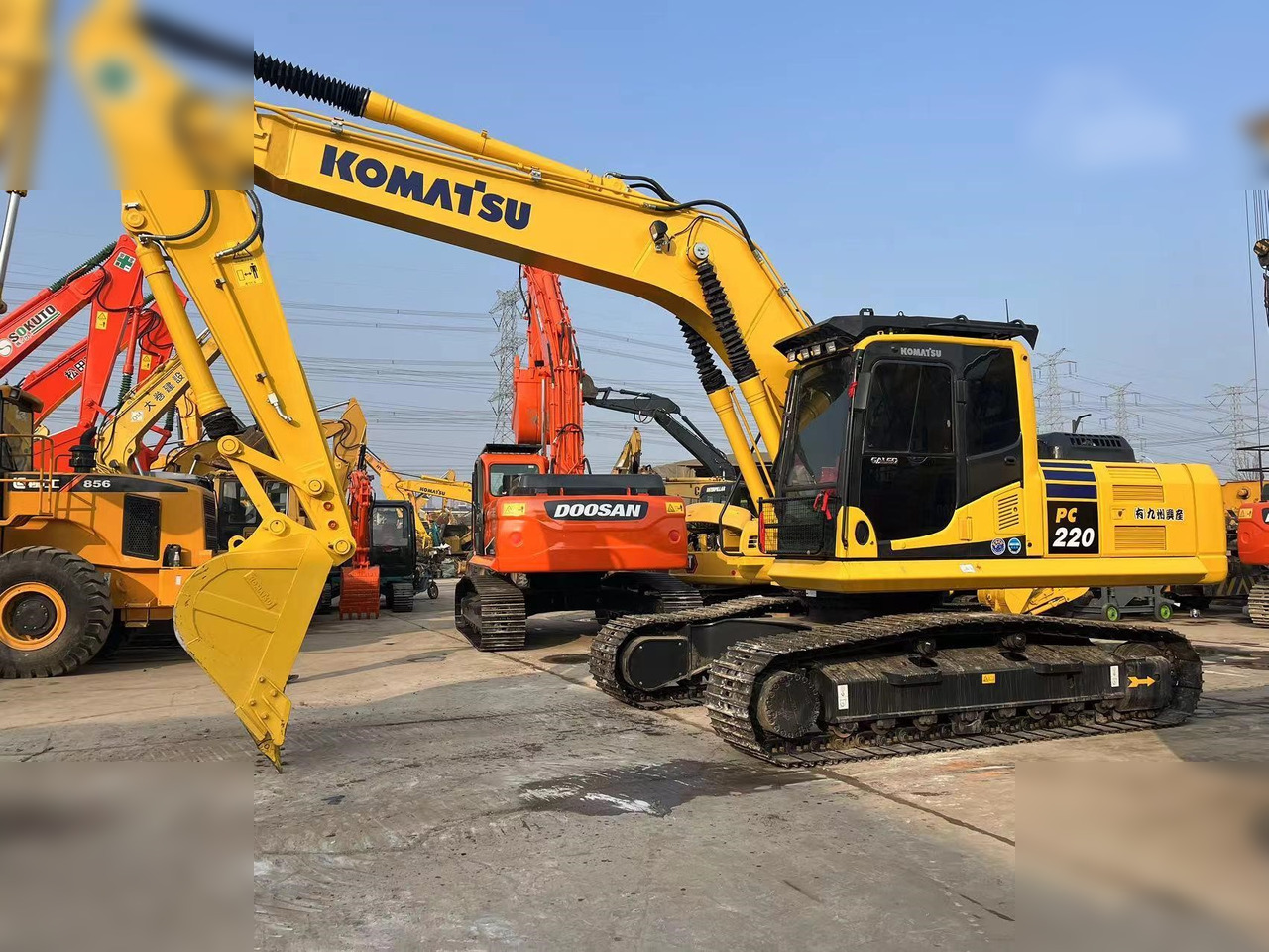 KOMATSU PC220-8M0 - Гусеничный экскаватор: фото 1 KOMATSU PC220-8M0 - Гусеничный экскаватор: фото 1