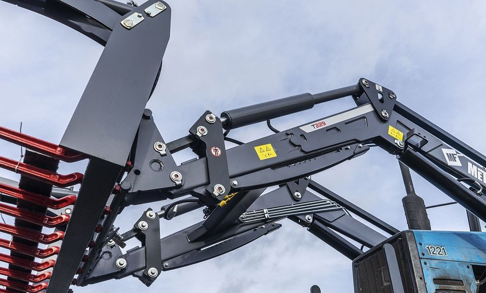 Metal-Fach Т-229 1300S - Фронтальный погрузчик для трактора: фото 2 Metal-Fach Т-229 1300S - Фронтальный погрузчик для трактора: фото 2