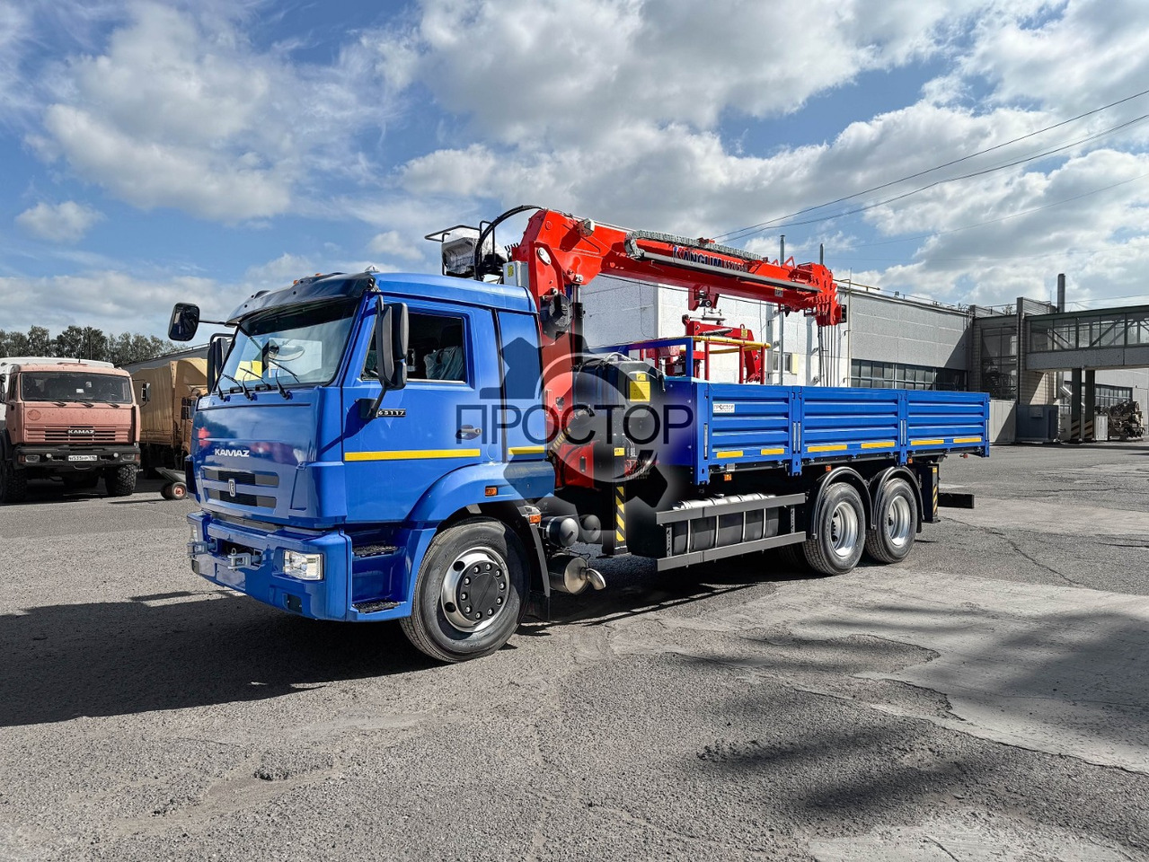 Новый Бортовой грузовик/ Платформа, Автоманипулятор КАМАЗ Камаз 65117 бортовой с КМУ Kanglim KS 2056 H (с буром): фото 7