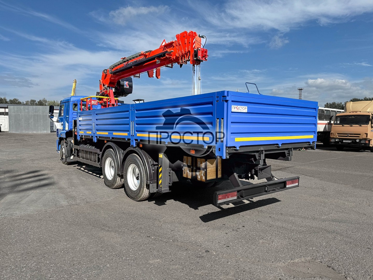 Новый Бортовой грузовик/ Платформа, Автоманипулятор КАМАЗ Камаз 65117 бортовой с КМУ Kanglim KS 2056 H (с буром): фото 9