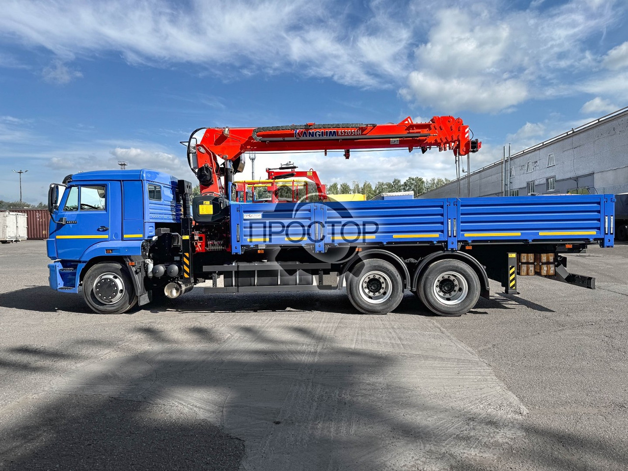 Новый Бортовой грузовик/ Платформа, Автоманипулятор КАМАЗ Камаз 65117 бортовой с КМУ Kanglim KS 2056 H (с буром): фото 8