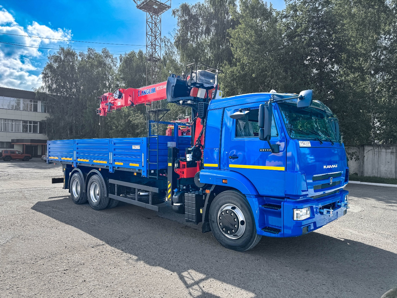 КАМАЗ Камаз 65117 бортовой с КМУ Kanglim KS 2056 H (с буром) - Бортовой грузовик/ Платформа, Автоманипулятор: фото 1 КАМАЗ Камаз 65117 бортовой с КМУ Kanglim KS 2056 H (с буром) - Бортовой грузовик/ Платформа, Автоманипулятор: фото 1