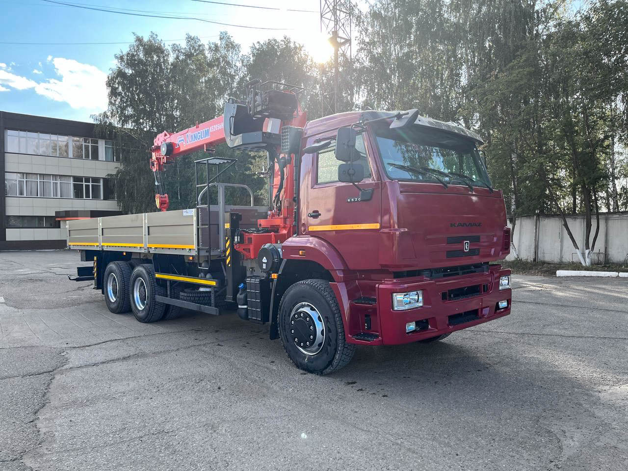 КАМАЗ Камаз 6520 бортовой с КМУ Kanglim KS 2056 H - Бортовой грузовик/ Платформа, Автоманипулятор: фото 1 КАМАЗ Камаз 6520 бортовой с КМУ Kanglim KS 2056 H - Бортовой грузовик/ Платформа, Автоманипулятор: фото 1