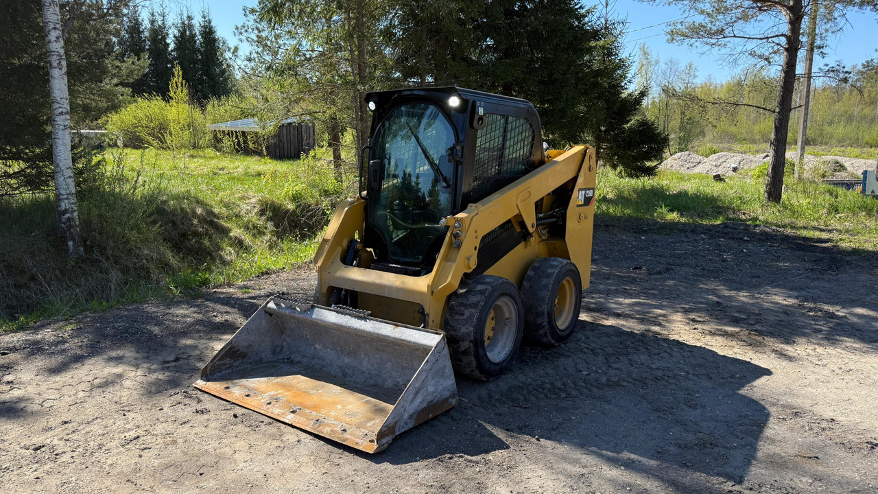 CAT 226D - Мини-погрузчик с бортовым поворотом: фото 1 CAT 226D - Мини-погрузчик с бортовым поворотом: фото 1