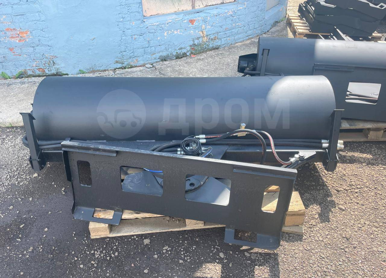 Щетки поворотные для мини-погрузчика - Щетка для Строительной техники: фото 1 Щетки поворотные для мини-погрузчика - Щетка для Строительной техники: фото 1