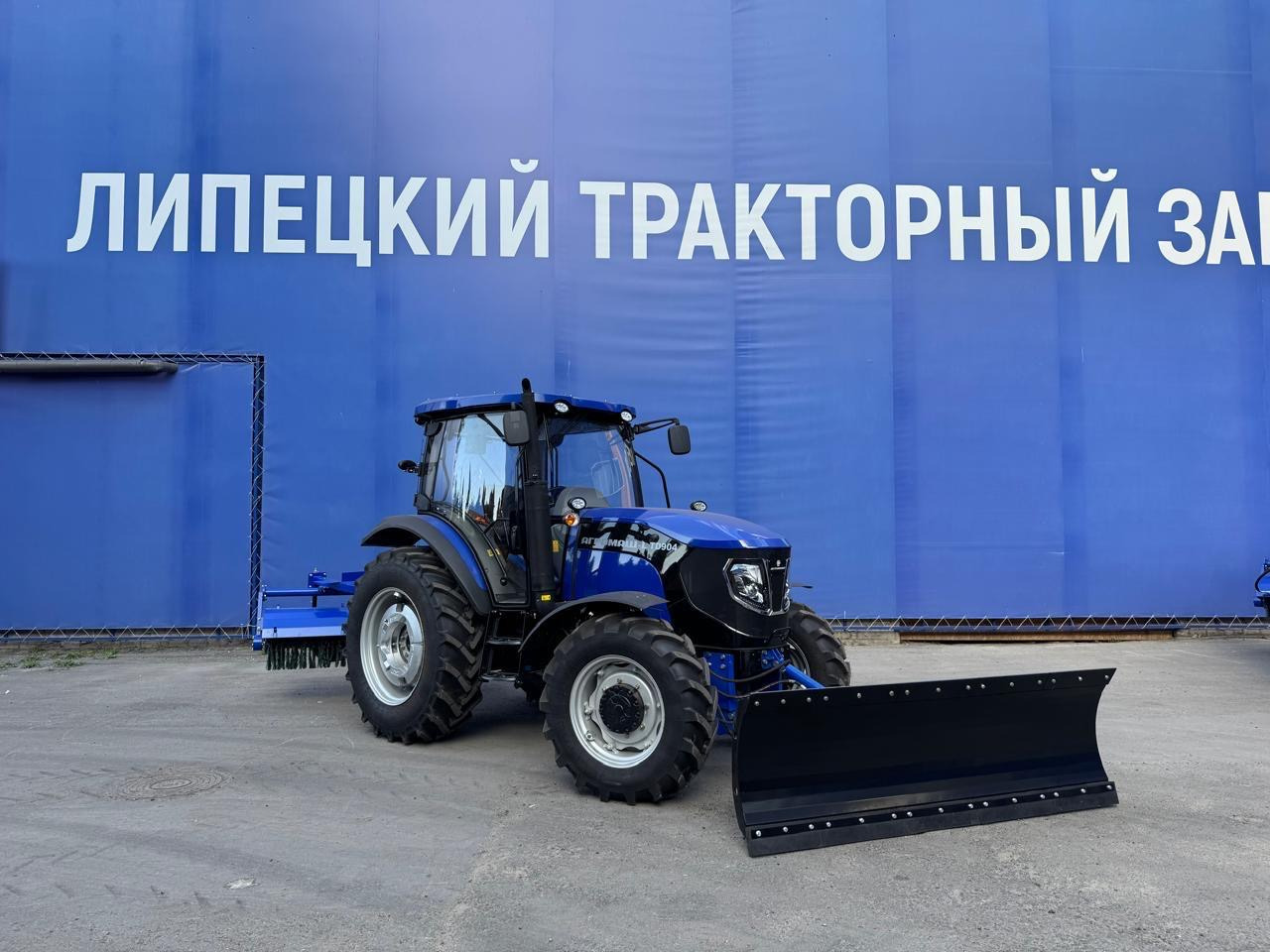 Коммунальная машина КМ 901 - Коммунальный трактор: фото 1 Коммунальная машина КМ 901 - Коммунальный трактор: фото 1