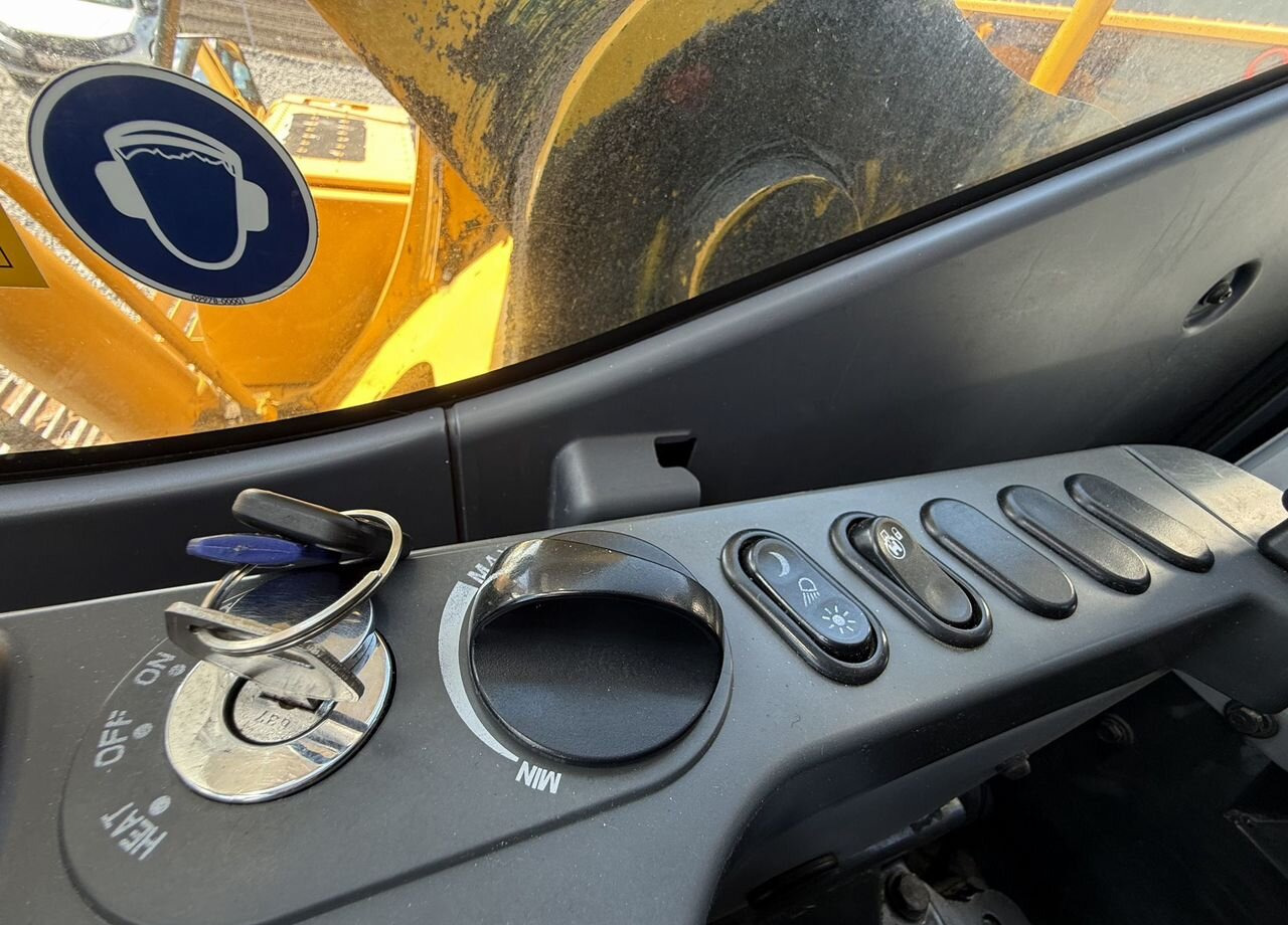 Гусеничный экскаватор Komatsu PC220-8: фото 17