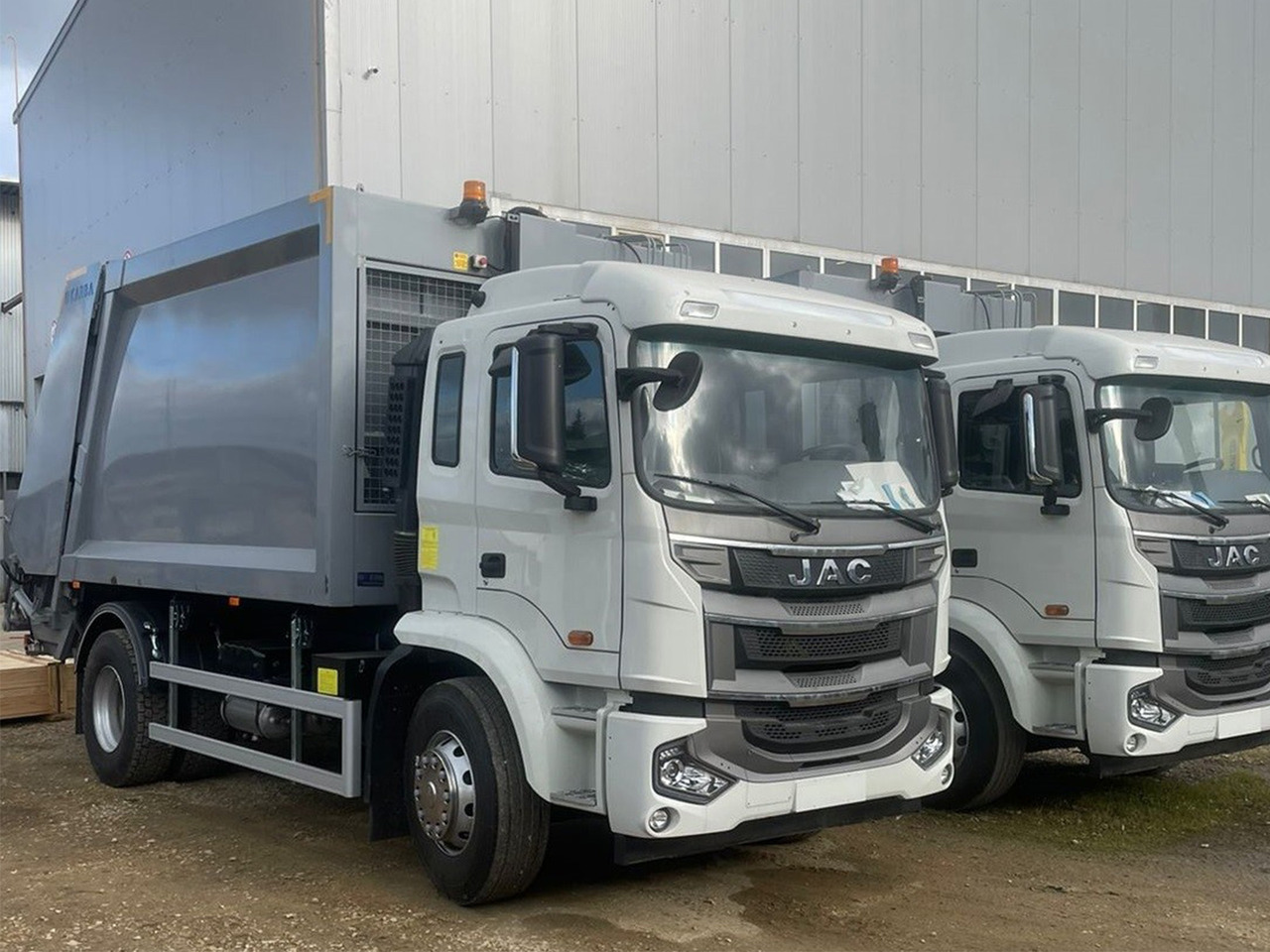 Мусоровоз KARBA K16 на шасси JAC N200 4х2 - Мусоровоз: фото 1 Мусоровоз KARBA K16 на шасси JAC N200 4х2 - Мусоровоз: фото 1