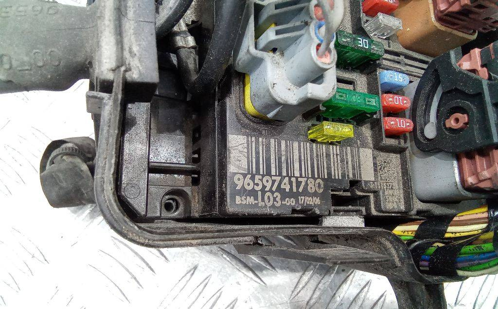Блок предохранителей Citroen C3 1 2006 9659741780 - Электрическая система для Легковых автомобилей: фото 3 Блок предохранителей Citroen C3 1 2006 9659741780 - Электрическая система для Легковых автомобилей: фото 3