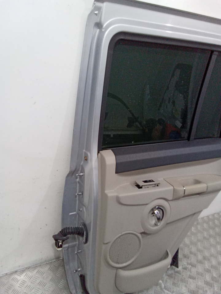 Дверь и запчасти для Легковых автомобилей Дверь задняя правая Jeep Commander 1 2006: фото 9 Дверь и запчасти для Легковых автомобилей Дверь задняя правая Jeep Commander 1 2006: фото 9