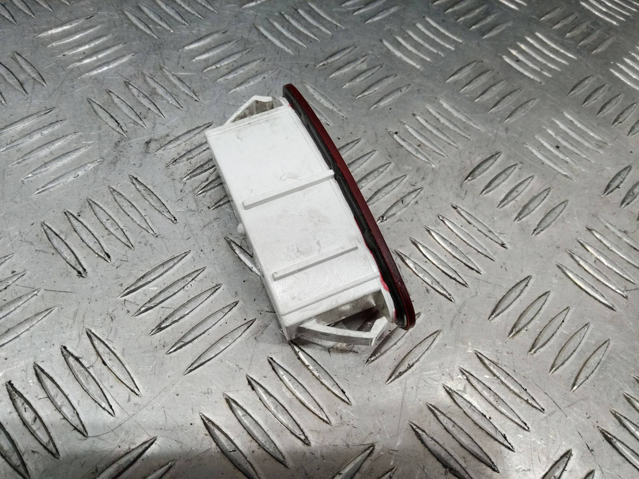 Катафот двери Renault Laguna 3 2010 8200011650 - Свет/ Освещение для Легковых автомобилей: фото 2 Катафот двери Renault Laguna 3 2010 8200011650 - Свет/ Освещение для Легковых автомобилей: фото 2