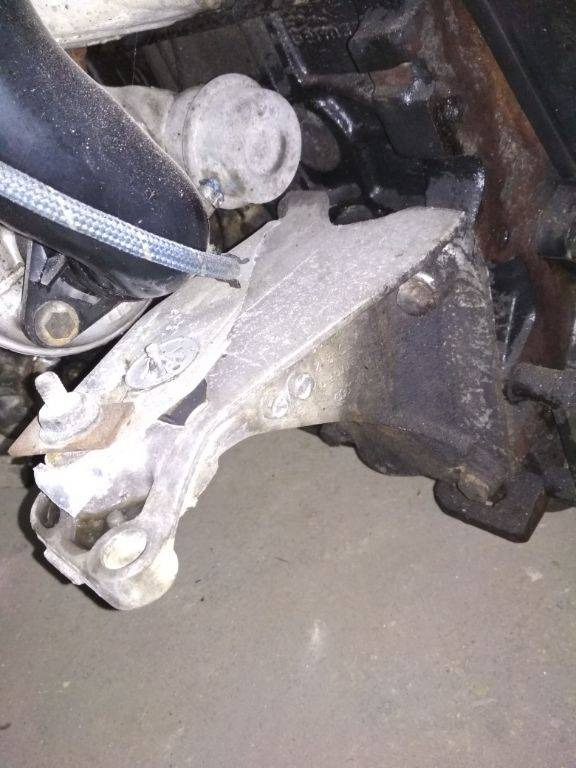 Кронштейн двигателя Volkswagen Sharan 1 1996 - Подушка двигателя для Легковых автомобилей: фото 1 Кронштейн двигателя Volkswagen Sharan 1 1996 - Подушка двигателя для Легковых автомобилей: фото 1