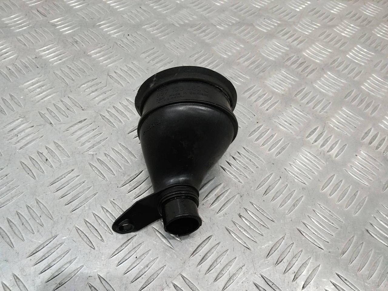 Маслозаливная горловина Audi A8 D3 2002 057103482C - Масляный насос для Легковых автомобилей: фото 1 Маслозаливная горловина Audi A8 D3 2002 057103482C - Масляный насос для Легковых автомобилей: фото 1