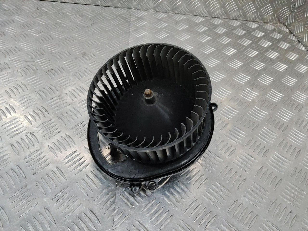 Моторчик печки BMW 3 F30/F31 2012 T1014415A - Кабина и интерьер для Легковых автомобилей: фото 1 Моторчик печки BMW 3 F30/F31 2012 T1014415A - Кабина и интерьер для Легковых автомобилей: фото 1