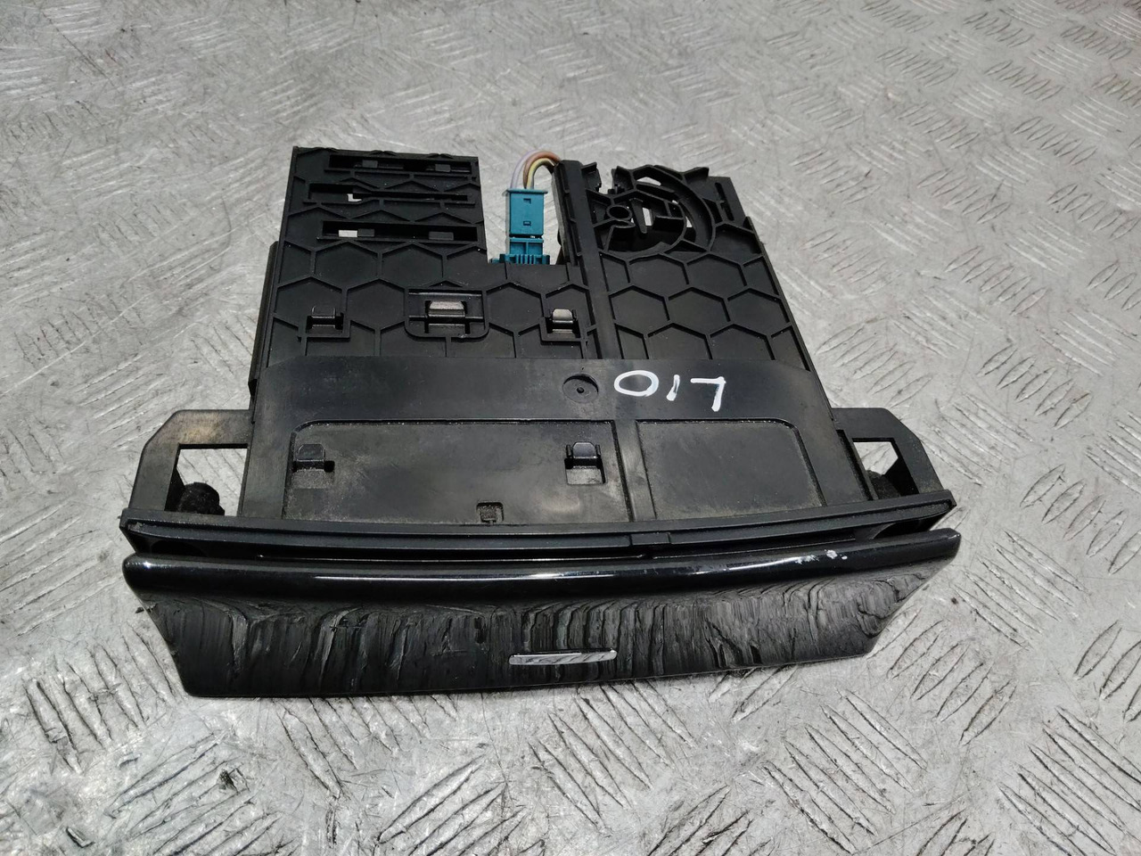 Пепельница Mercedes-Benz M W164 2007 A1648100030 - Кабина и интерьер для Легковых автомобилей: фото 1 Пепельница Mercedes-Benz M W164 2007 A1648100030 - Кабина и интерьер для Легковых автомобилей: фото 1