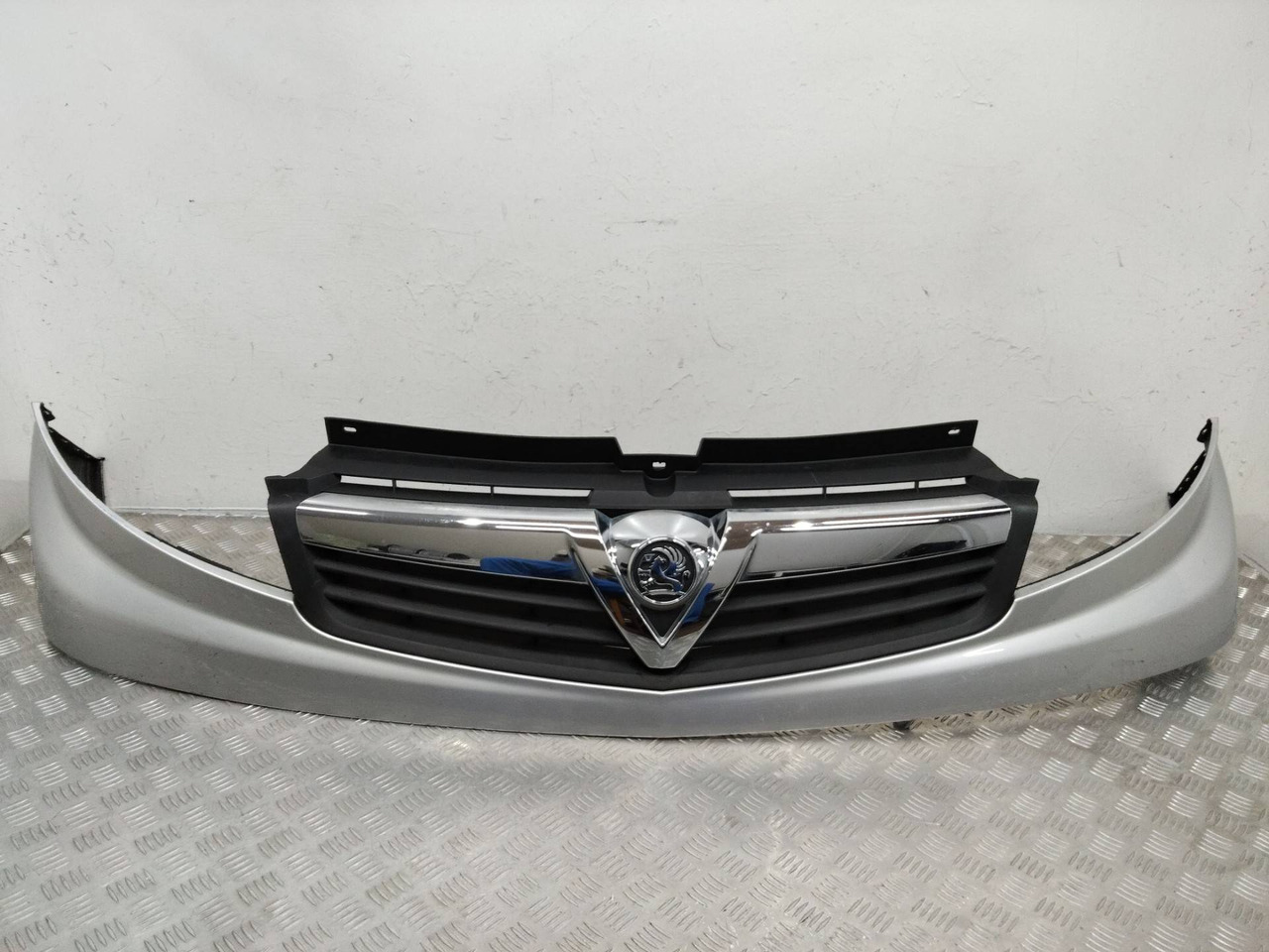 Решетка радиатора Opel Vivaro A рест. 2013 - Решётка радиатора для Легковых автомобилей: фото 1 Решетка радиатора Opel Vivaro A рест. 2013 - Решётка радиатора для Легковых автомобилей: фото 1