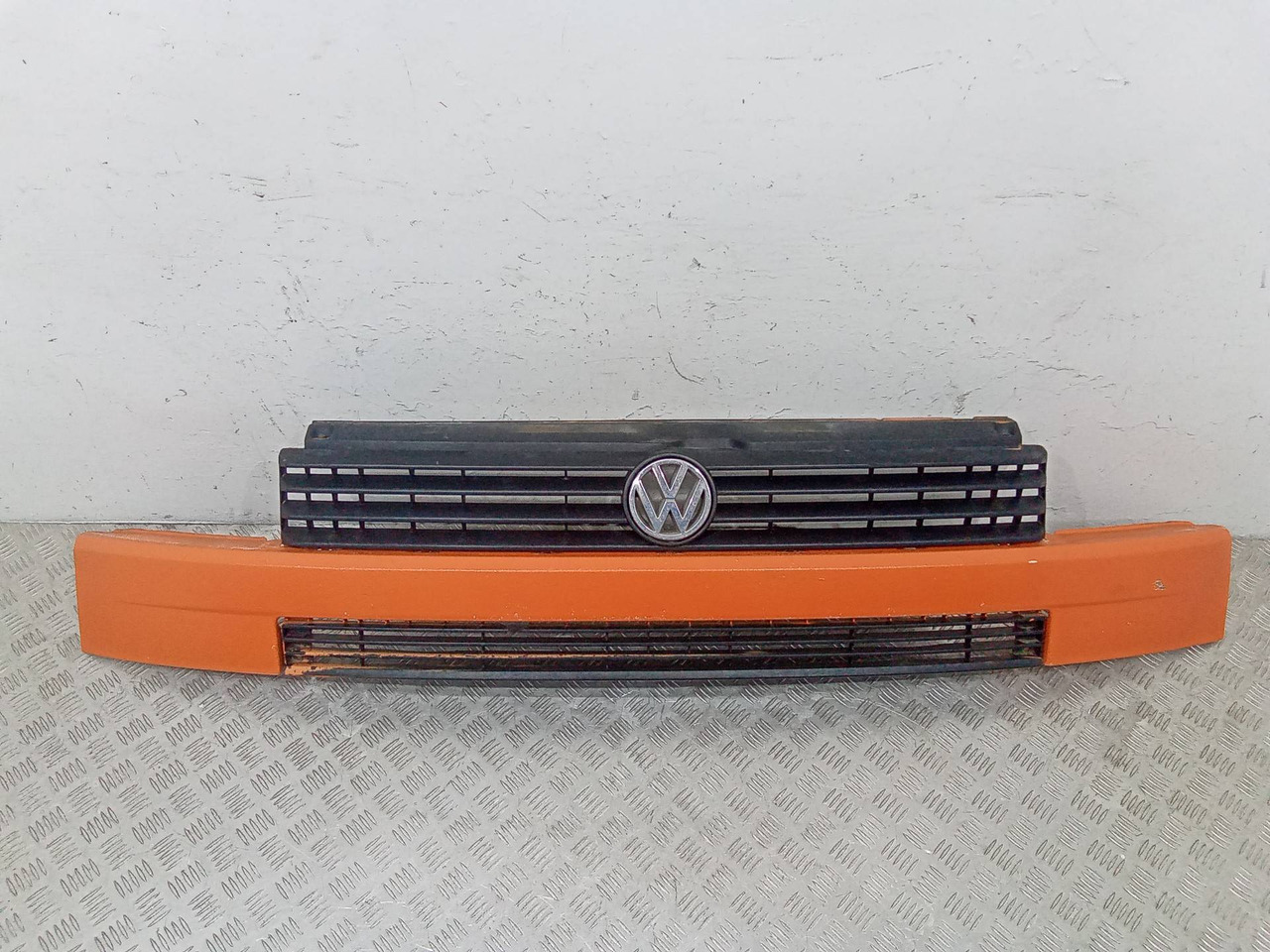 Решетка радиатора Volkswagen Transporter T4 1998 - Решётка радиатора для Легковых автомобилей: фото 1 Решетка радиатора Volkswagen Transporter T4 1998 - Решётка радиатора для Легковых автомобилей: фото 1
